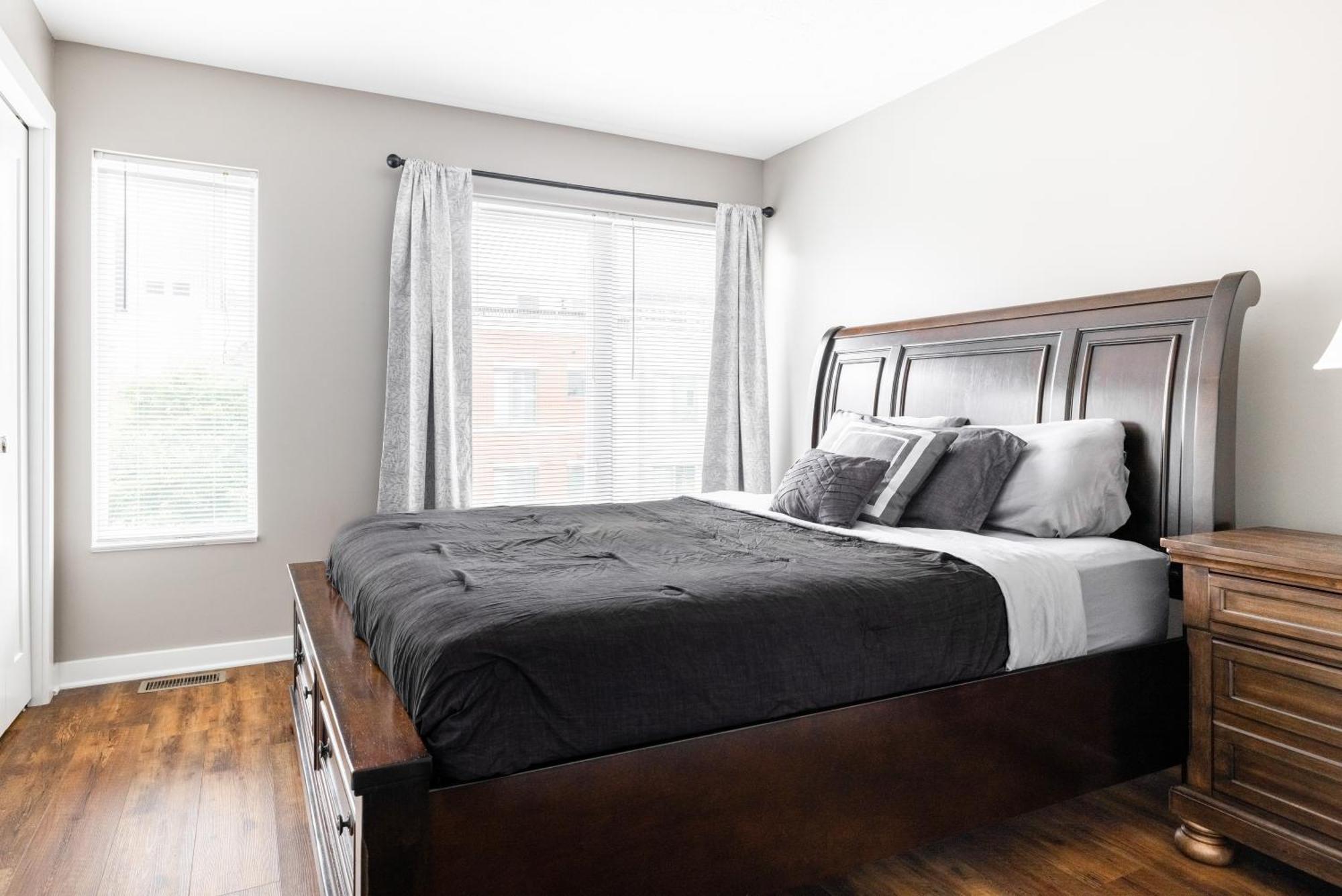 Villa Luxury Downtown Townhome Unit 7 *